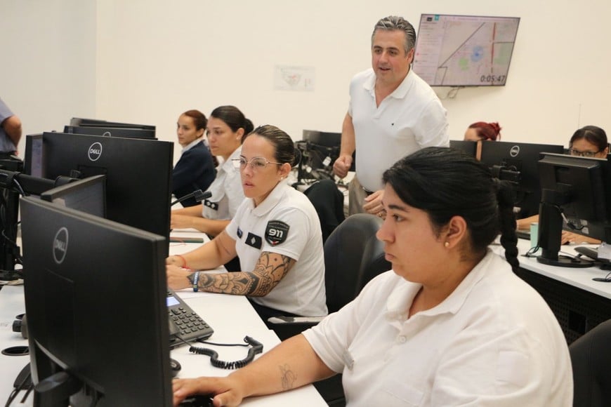 Autoridades provinciales y jefes policiales supervisaron los operativos tras la medianoche.