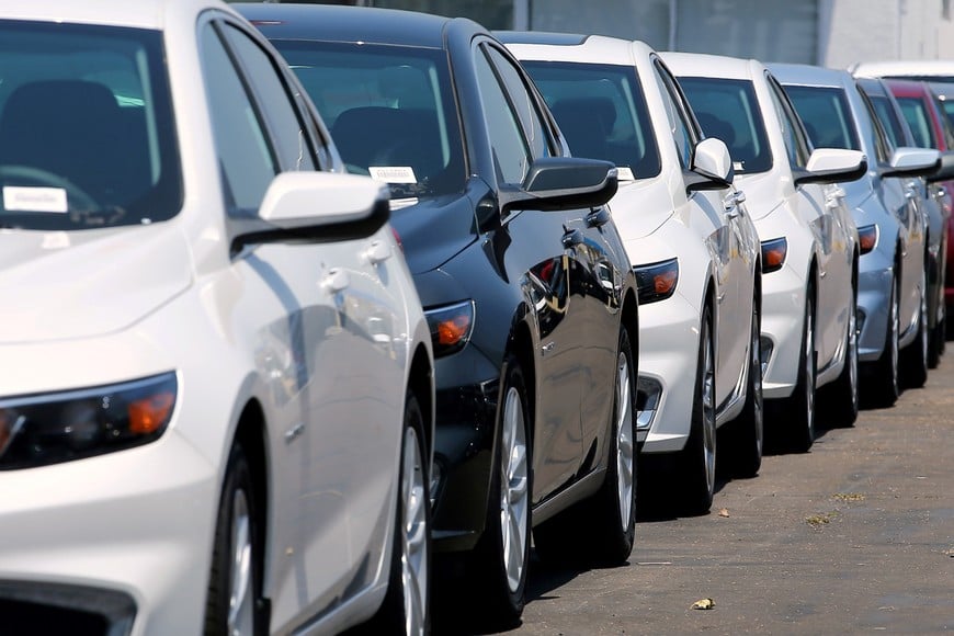 FILE PHOTO: New cars are shown for sale at a Chevrolet dealership in National City, California, U.S., June 30, 2017.  REUTERS/Mike Blake/File Photo eeuu california  eeuu autos en concesionaria Chevrolet industria automotriz venta autos