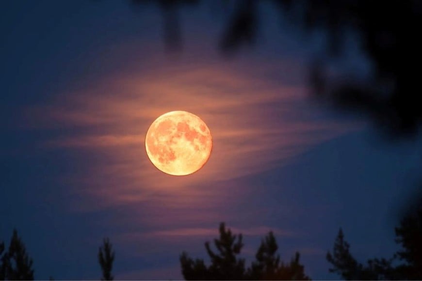 La Luna llena de enero, además, llegará con condimento: está señalada como superluna, por la cercanía relativa del satélite a la Tierra en ese tramo del ciclo.