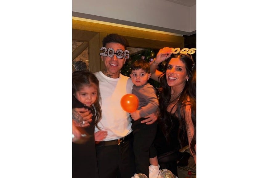 Enzo Fernández con su pareja, Valentina Cervantes, y sus dos hijos.