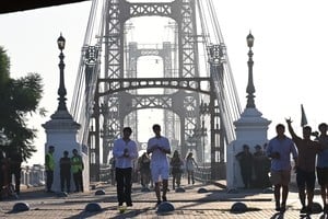 Los jóvenes eligieron la Costanera Oeste para recibir el 2026. Foto:Flavio Raina