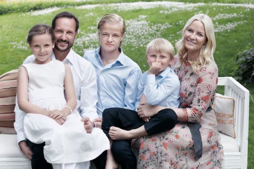 Høiby (en el centro) es hijastro del príncipe heredero, Haakon, futuro rey de Noruega.