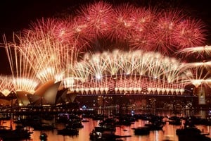 Fuegos artificiales sobre el Harbour Bridge y la Ópera de Sídney. Foto: Reuters