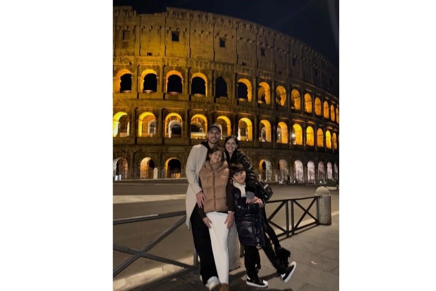 Leandro Paredes y toda su familia en Roma.