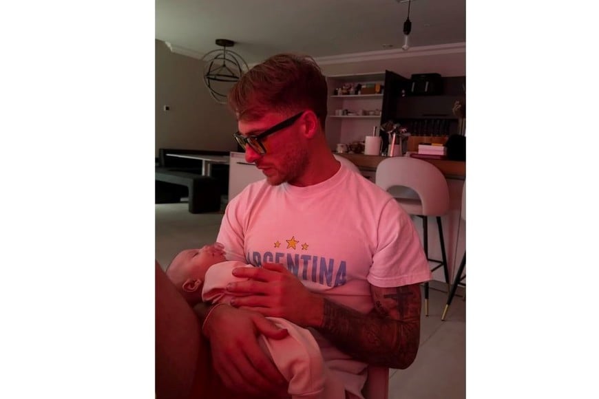 El futbolista del Liverpool junto a hija Alaia.