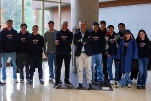 Delegación de estudiantes de arquitectura de la UCSF junto al director de Desarrollo de Escuela Técnica Superior de Arquitectura de la UNAV, Eduardo Domingo de Miguel y el decano de Arquitectura UCSF, Gabriel Biagioni.