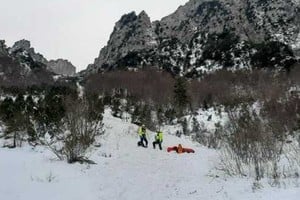 Los fuertes vientos dificultaron las operaciones de socorro.