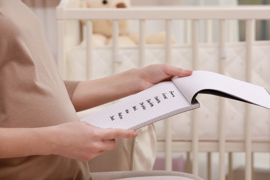 Lejos de ser una elección menor, el nombre propio funciona como un reflejo de época.