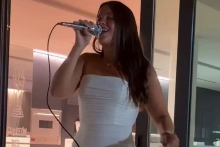 La voz que sorprendió en la intimidad familiar.