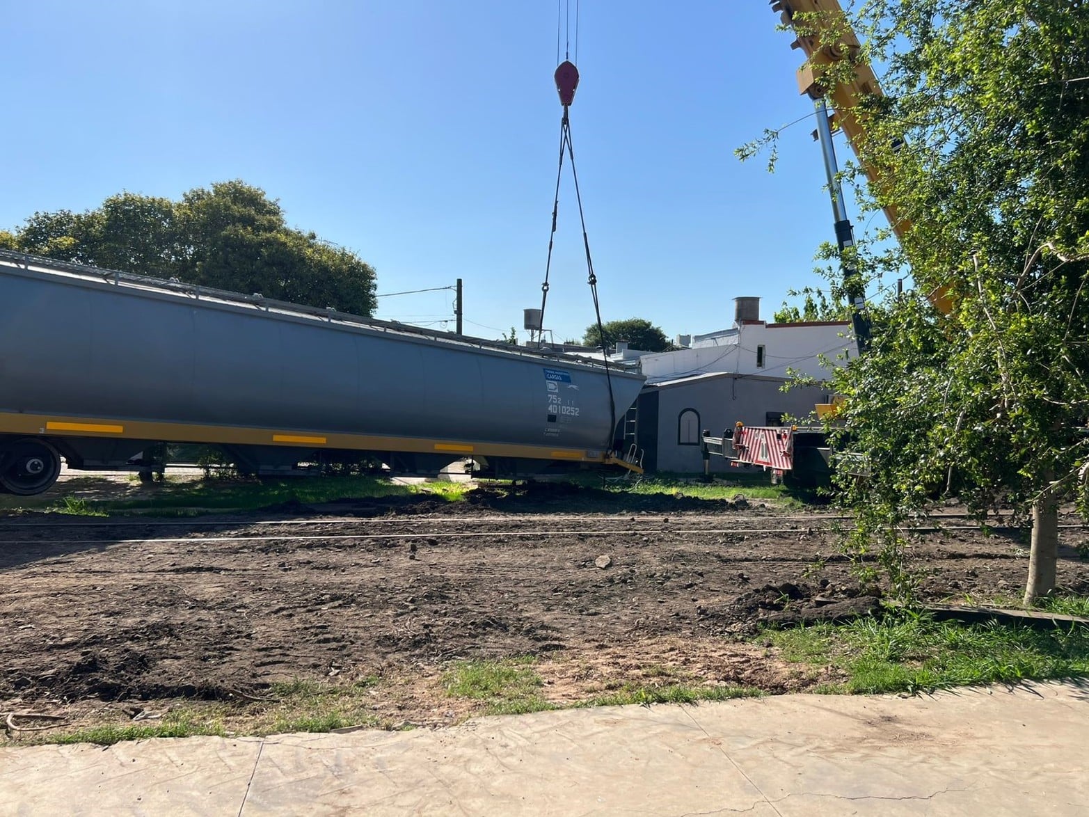 A 13 días del descarrilamiento en barrio Sargento Cabral, arrancó la remoción de los vagones del Belgrano Cargas. Foto: El Litoral