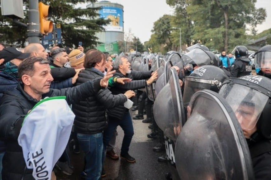 Rodolfo Aguiar (ATE) y una confrontación de plano con el modelo de la Casa Rosada.