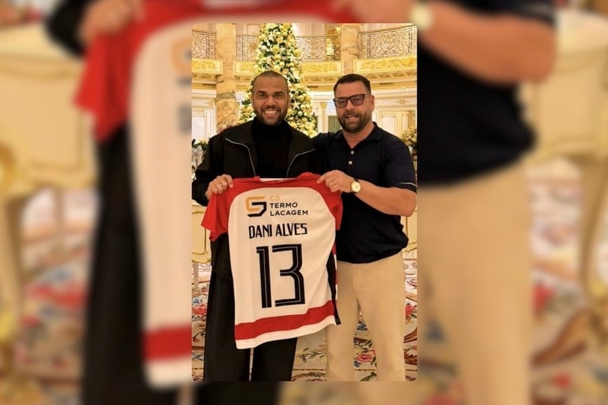 Dani Alves compró parte del Sporting Clube de San José de Ver