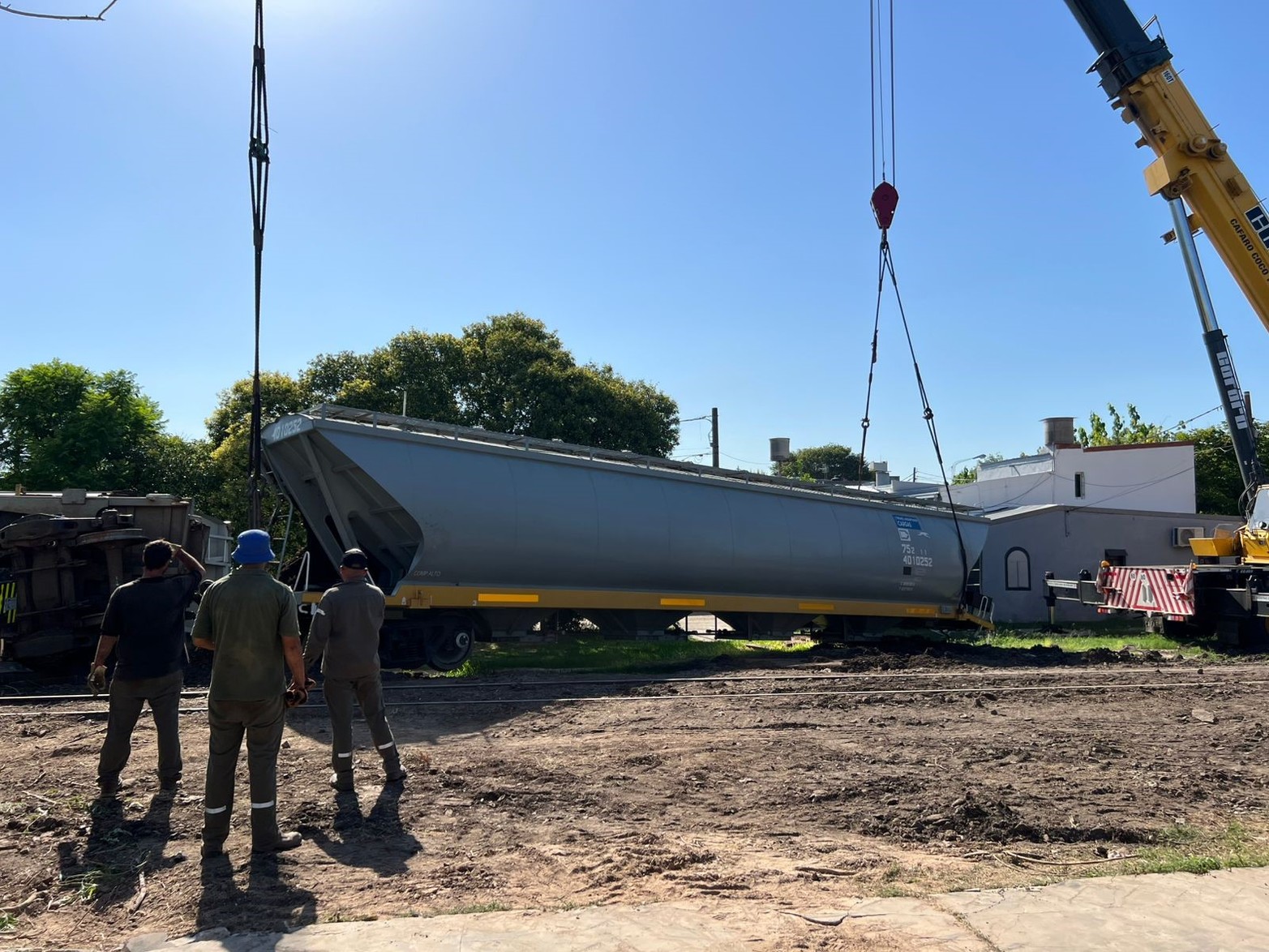 A 13 días del descarrilamiento en barrio Sargento Cabral, arrancó la remoción de los vagones del Belgrano Cargas. Foto: El Litoral