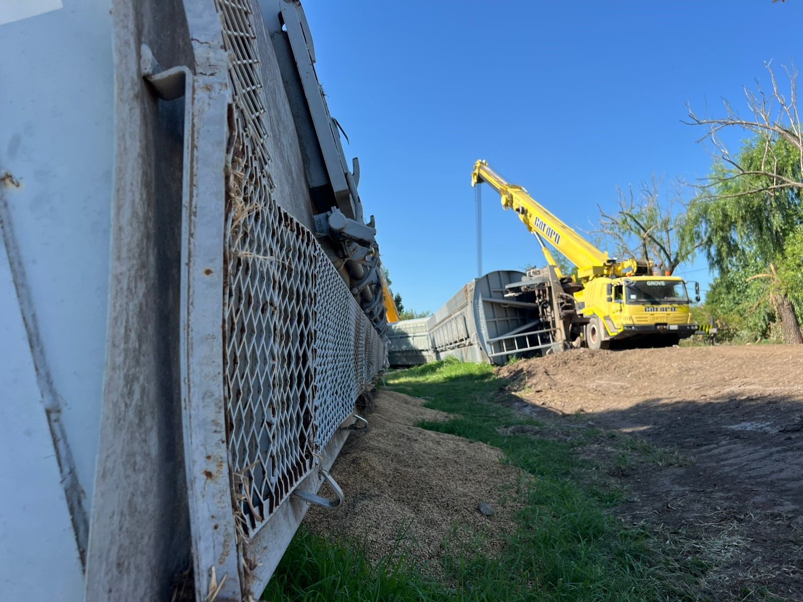 A 13 días del descarrilamiento en barrio Sargento Cabral, arrancó la remoción de los vagones del Belgrano Cargas. 