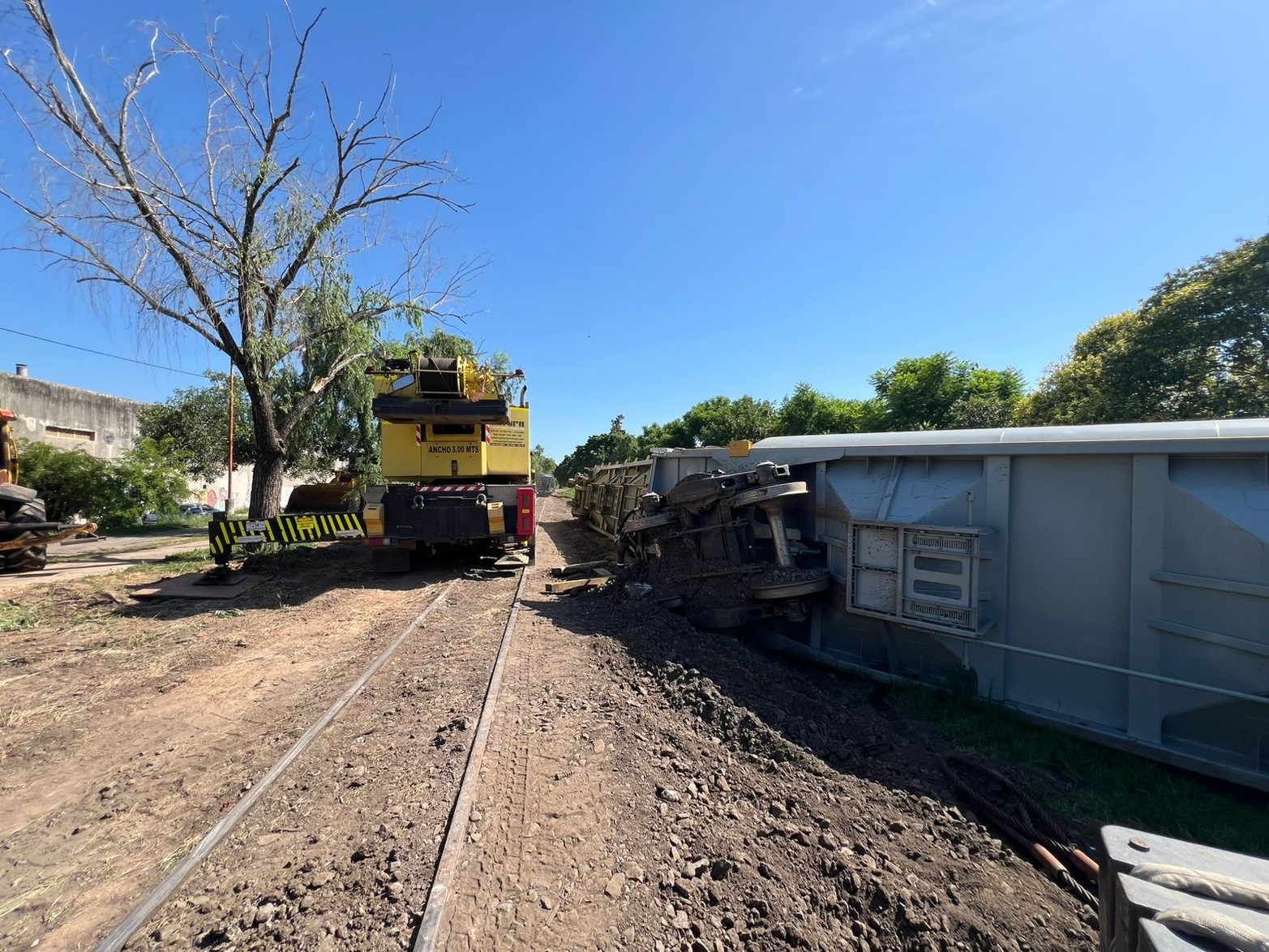 A 13 días del descarrilamiento en barrio Sargento Cabral, arrancó la remoción de los vagones del Belgrano Cargas. Foto: El Litoral