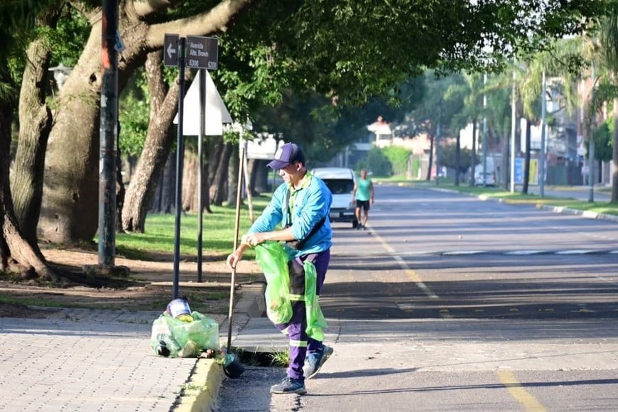 Tras los festejos, cuadrillas municipales limpiaron la playa y los espacios públicos. Foto: Flavio Raina