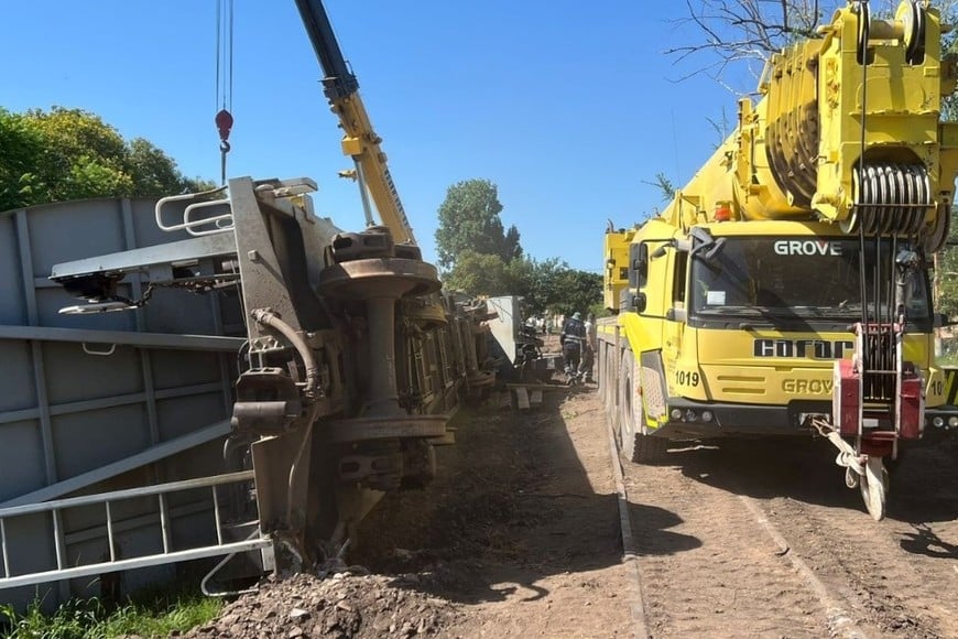 A 13 días del descarrilamiento en barrio Sargento Cabral, arrancó la remoción de los vagones del Belgrano Cargas. Foto: El Litoral