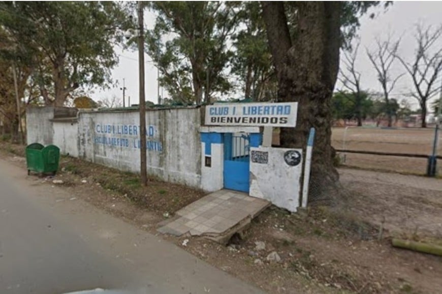 El cuerpo fue hallado en una cancha ubicada sobre calle Riobamba al 5900.