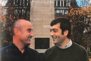 Les Standish (izquierda) y Alejandro Videla, 11 de noviembre de 2002. Monumento a los Veteranos de Guerra. Bolton, Inglaterra.