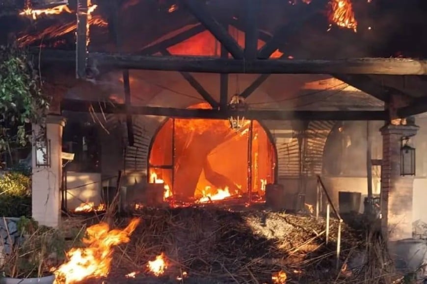 Daños totales tras el avance del fuego en el edificio.