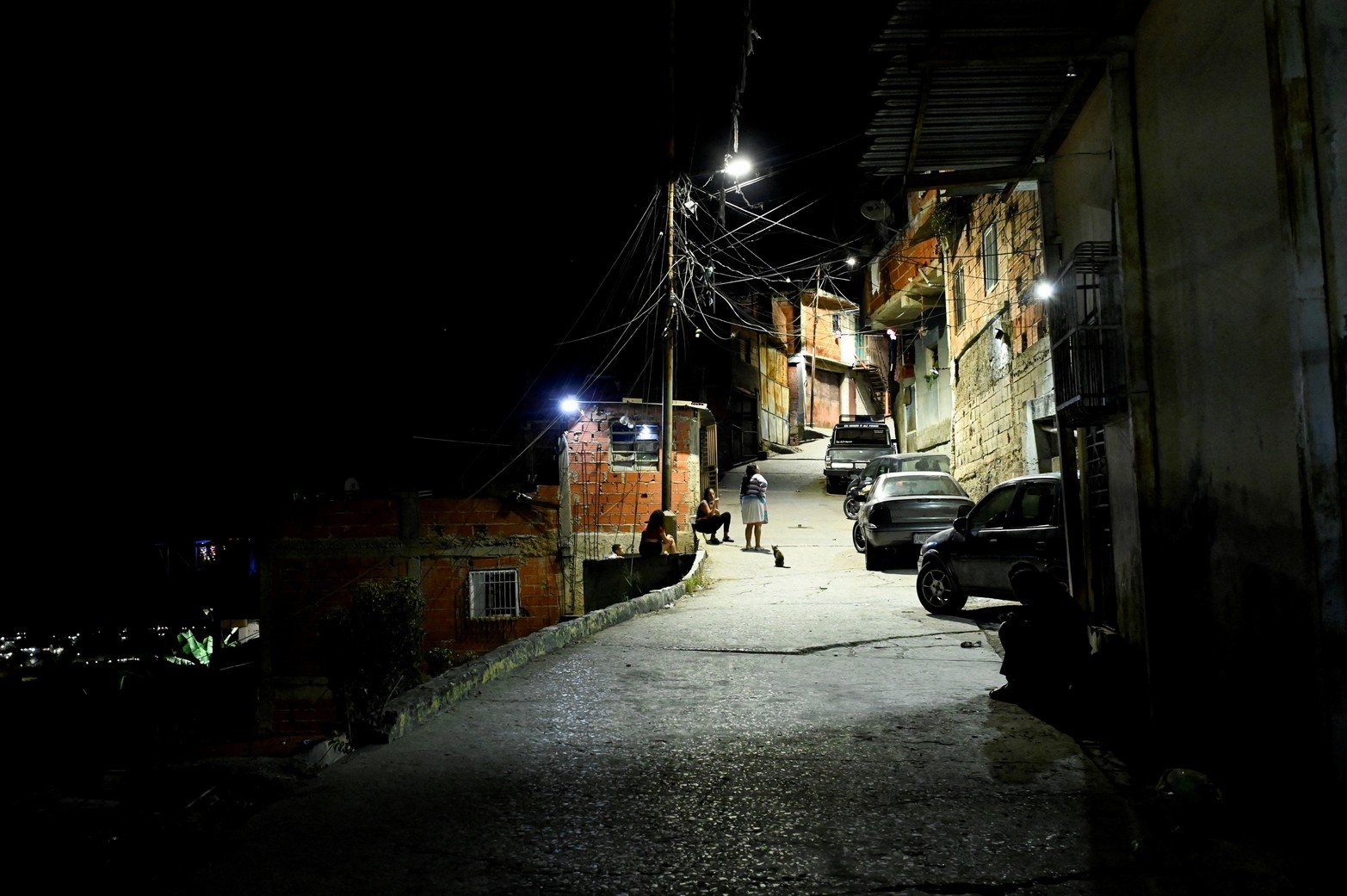 El ataque fue en plena noche. Los vecinos salieron a las calles. Reuters.