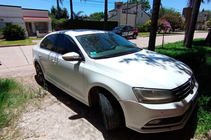 El VW Vento blanco fue hallado abandonado tras una persecución por calles de Recreo.