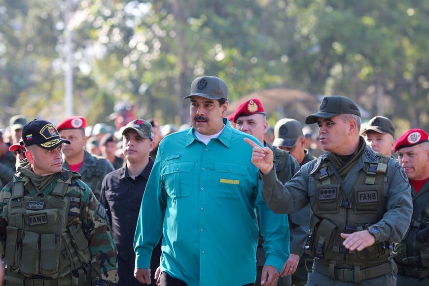 FILE PHOTO: Venezuela's President Nicolas Maduro speaks with Venezuela's Defense Minister Vladimir Padrino Lopez and Remigio Ceballos Strategic Operational Commander of the Bolivarian National Armed Forces, during a military exercise in Valencia, Venezuela January 27, 2019. Miraflores Palace/Handout via REUTERS ATTENTION EDITORS - THIS PICTURE WAS PROVIDED BY A THIRD PARTY./File Photo