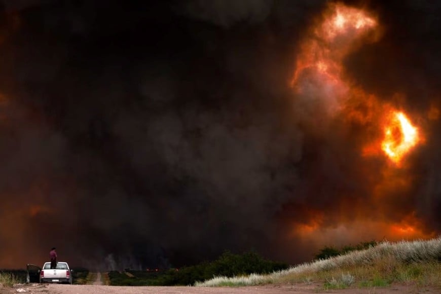 Condiciones climáticas adversas complican las tareas de control y enfriamiento.