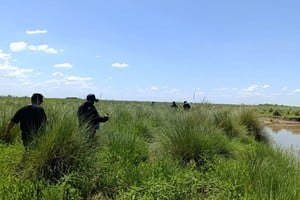Los rastrillajes se hacen por tierra y agua. Foto: El Litoral