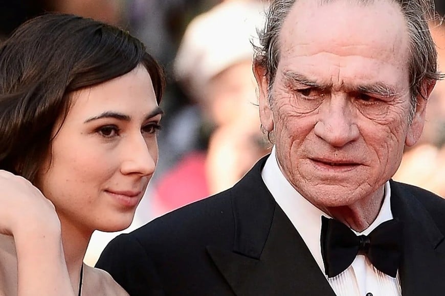 Tommy Lee Jones y Victoria Jones en una alfombra roja internacional.