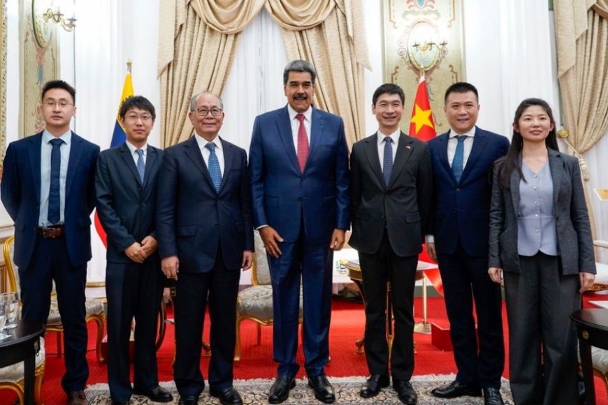 Los diplomáticos chinos este viernes junto a Maduro. Crédito: BRICS