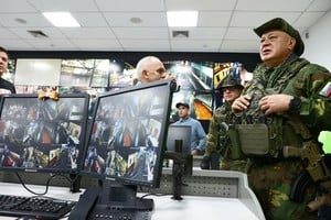 (251015) -- MIRANDA, 15 octubre, 2025 (Xinhua) -- Imagen proveída por el Ministerio del Poder Popular para Relaciones Interiores, Justicia y Paz de Venezuela del ministro de Interior venezolano, Diosdado Cabello (d), participando en los ejercicios militares "Plan Independencia 200", en Petare, estado Miranda, Venezuela, el 15 de octubre de 2025. Los ejercicios militares denominados "Plan Independencia 200" fueron activados el miércoles por las autoridades venezolanas en la ciudad de Caracas, así como en el vecino estado de Miranda, donde se asienta parte del área metropolitana de la capital venezolana, confirmó el presidente de Venezuela, Nicolás Maduro. (Xinhua/Ministerio del Poder Popular para Relaciones Interiores, Justicia y Paz de Venezuela) (ms) (ce)