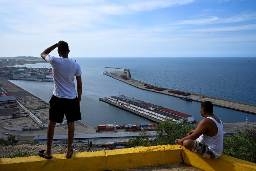 Una ciudad en vilo. Humo, silencio y movimiento limitado en Caracas, mientras la población sigue de cerca la evolución de los acontecimientos. Crédito: REUTERS