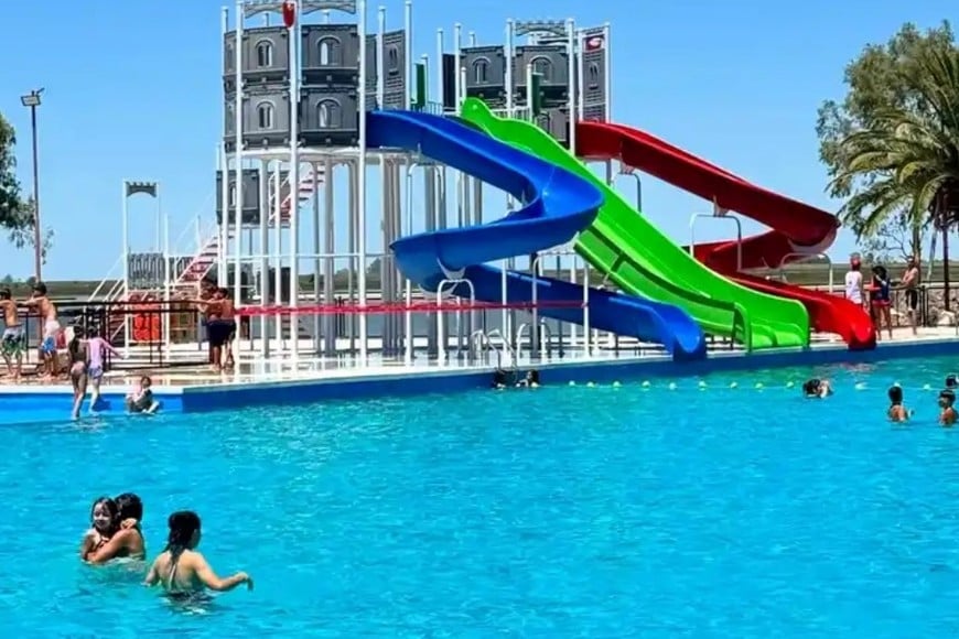 Los juegos inaugurados junto a la nueva piscina.