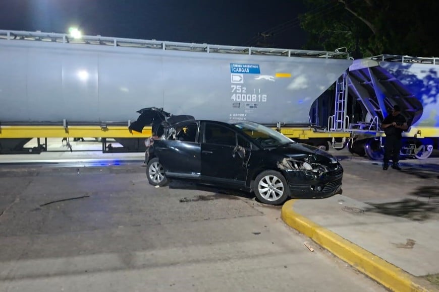 Choque con suerte en el cruce ferroviario de Galicia y Gral Paz. Foto: Gentileza