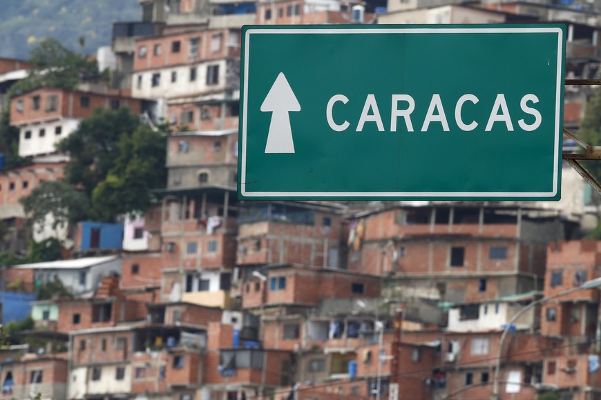 A road sign indicates the way to Caracas at Simon Bolivar international Airport in La Guaira, outside Caracas July 10, 2013. Former U.S. spy agency contractor Edward Snowden has not yet formally accepted asylum in Venezuela, the anti-secrecy group WikiLeaks said on Tuesday after a Russian lawmaker posted a statement to that effect on Twitter and then deleted it. REUTERS/Jorge Silva (VENEZUELA - Tags: POLITICS) venezuela caracas  venezuela villas miseria en caracas pobreza miseria