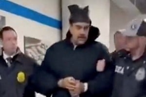 Maduro fue filmado esposado y rodeado de agentes tras su arribo a Nueva York.