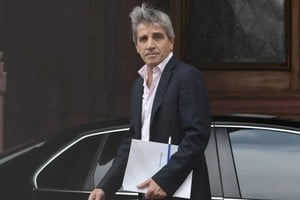 Luis Caputo analiza distintas alternativas para cubrir los vencimientos de deuda de enero.