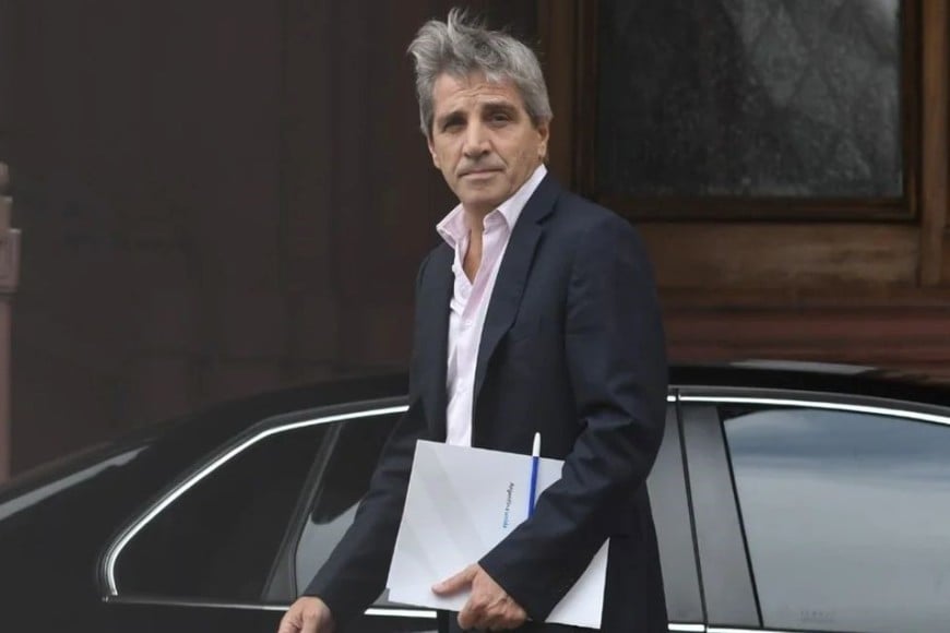 Luis Caputo analiza distintas alternativas para cubrir los vencimientos de deuda de enero.