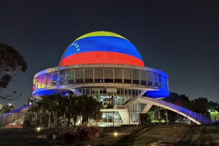 También se encendieron el Planetario y el Puente de la Mujer en los colores de la bandera.