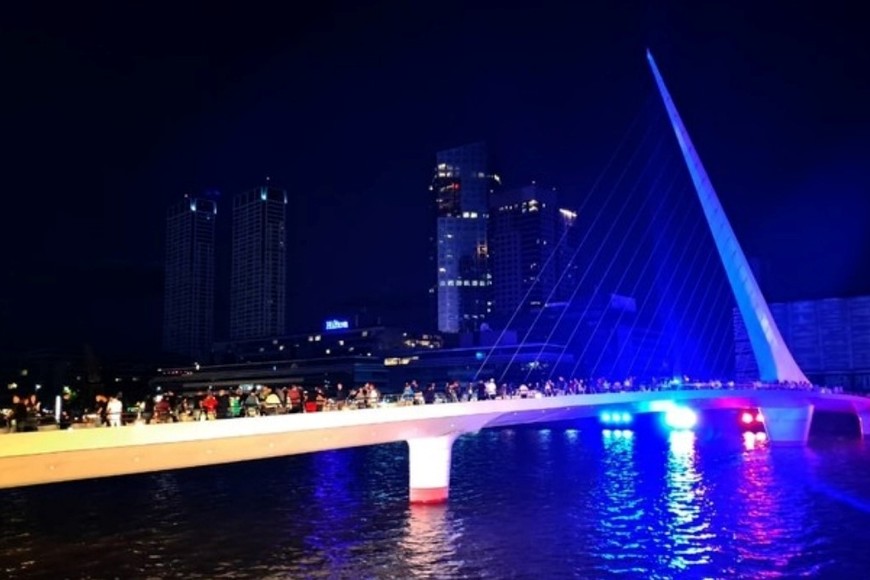 También se encendieron el Planetario y el Puente de la Mujer en los colores de la bandera.