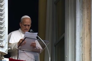 El Papa León XIV durante el Ángelus en la Plaza de San Pedro, ante miles de fieles.