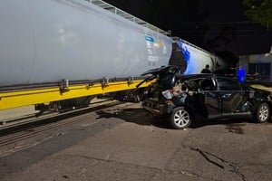 Choque con suerte en el cruce ferroviario de Galicia y Gral Paz. Foto: Gentileza