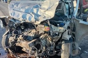 El choque frontal ocurrió a pocos metros del acceso a la localidad de Gilbert.