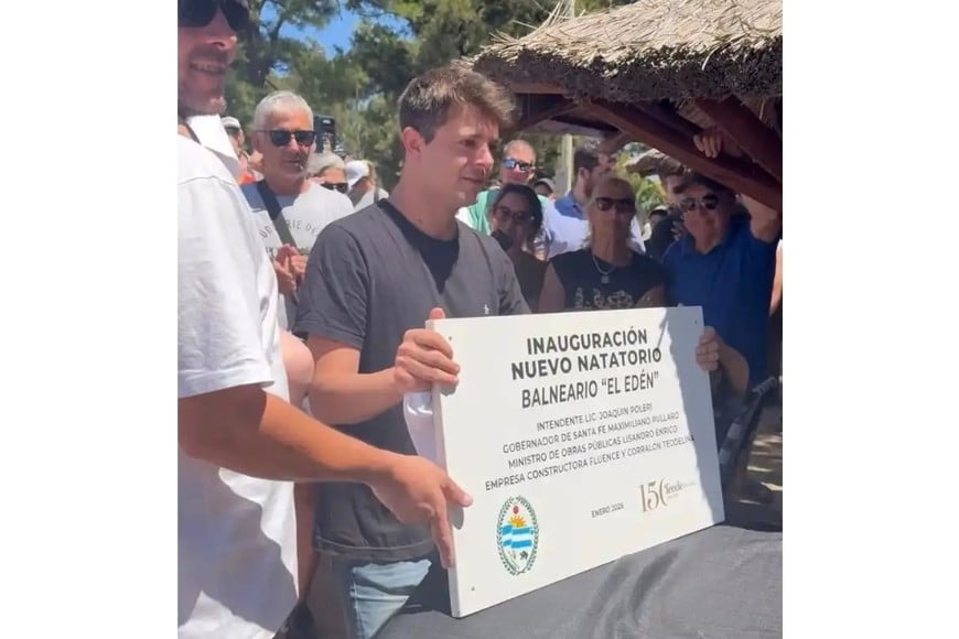 Poleri con la placa que inmortaliza la inauguración de las nuevas instalaciones.