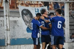 Gol y festejos de Ben Hur. Foto: La Opinión.