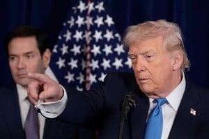 U.S. President Donald Trump points as U.S. Secretary of State Marco Rubio looks on during a press conference following a U.S. strike on Venezuela where President Nicolas Maduro and his wife, Cilia Flores, were captured, from Trump's Mar-a-Lago club in Palm Beach, Florida, U.S., January 3, 2026. REUTERS/Jonathan Ernst