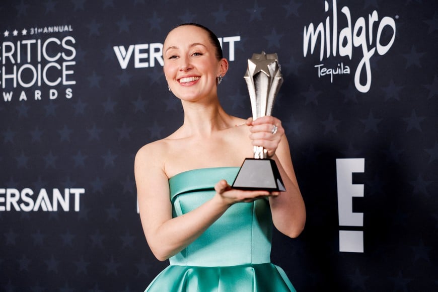 Erin Doherty poses with the Best Supporting Actress in a Limited Series or Movie Made for Television award for "Adolescence" during the 31st Annual Critics Choice Awards in Santa Monica, California, U.S., January 4, 2026. REUTERS/Caroline Brehman     TPX IMAGES OF THE DAY