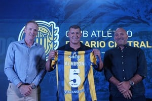 Tras la sorpresiva salida de Holan, el ex DT de Boca inició su ciclo en Rosario.
