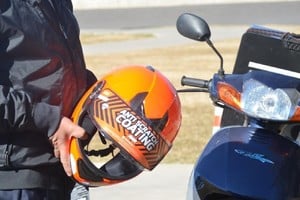 Quienes cometan una primera infracción pueden solicitar la eximición de la multa si presentan la factura de compra a su nombre junto con el casco adquirido. Foto: El Litoral